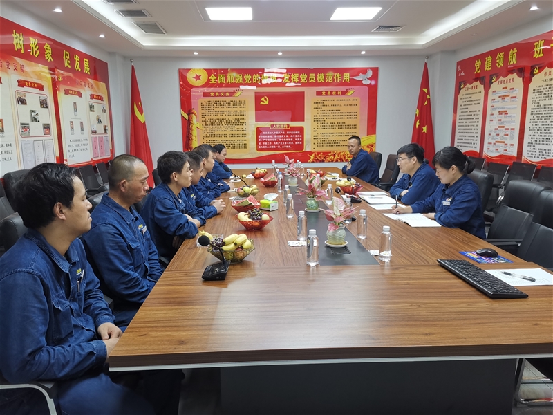 7月30日下午，軋鋼廠黨委組織召開“‘慶八一’學(xué)黨史  扛死肩   共奮進(jìn)”復(fù)轉(zhuǎn)軍人座談會