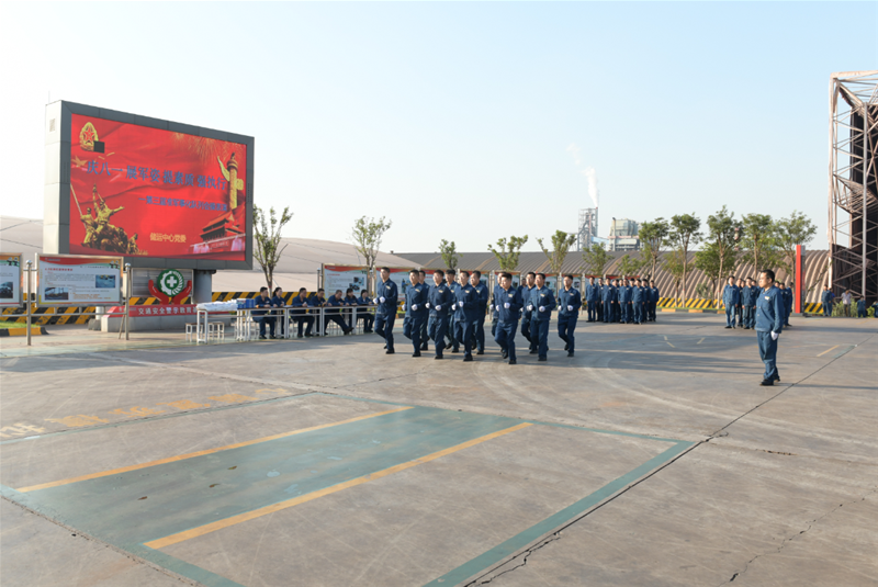 7月30日，儲運(yùn)中心黨委在公司交通安全警示教育基地開展“慶八一? 展軍姿? 提素質(zhì)? 強(qiáng)執(zhí)行”準(zhǔn)軍事化隊(duì)列會操展演